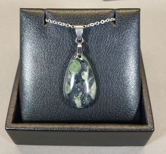 Kabamba Jasper Necklace a Black and Green Natural Stone Teardrop W/O W1